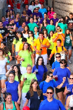 Atienza - Fiestas Patronales Santísimo Cristo - Desfile de peñas con la charanga