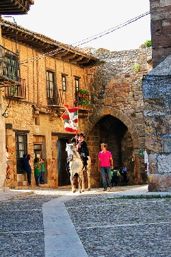 Atienza - La Caballada - Cruzando el Arco Arrebatacapas
