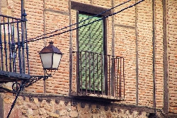Atienza - Arquitectura Civil - Fachade de ladrillo viejo con pilares de madera