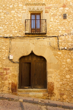 Atienza - Arquitectura Civil - Puerta y balcón de la casa clerical
