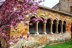 Atienza - Iglesia Museo San Bartolomé - Atrio con arcos y pilares románicos