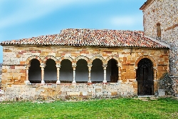 Atienza - Iglesia Museo San Bartolomé - Atrio con arcos y pilares románicos