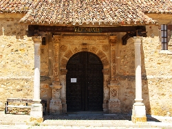 Atienza - Iglesia Museo San Gil - Puerta con tejadillo