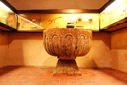 Atienza - Iglesia Museo San Gil - Pila baustimal románica y restos paleontológicos