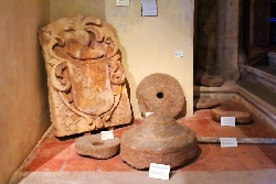 Atienza - Iglesia Museo San Gil - Ruedas de molino romanas y blasón