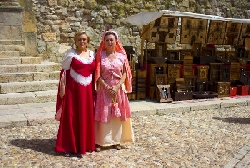 Atienza - Feria Medieval 2023 en Atienza - Doncellas en el mercado