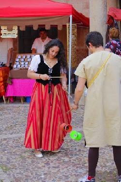 Atienza - Feria Medieval 2023 en Atienza - Doncella jugando al diabolo