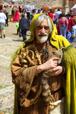 Atienza - Feria Medieval 2023 en Atienza - Druida con su mascota