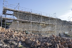 Atienza - Restauración de murallas - Muralla con andamios