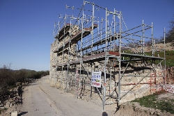 Atienza - Restauración de murallas - Muralla con andamios
