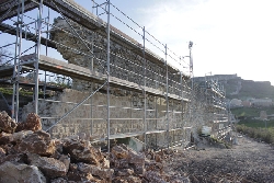 Atienza - Restauración de murallas - Muralla con andamios